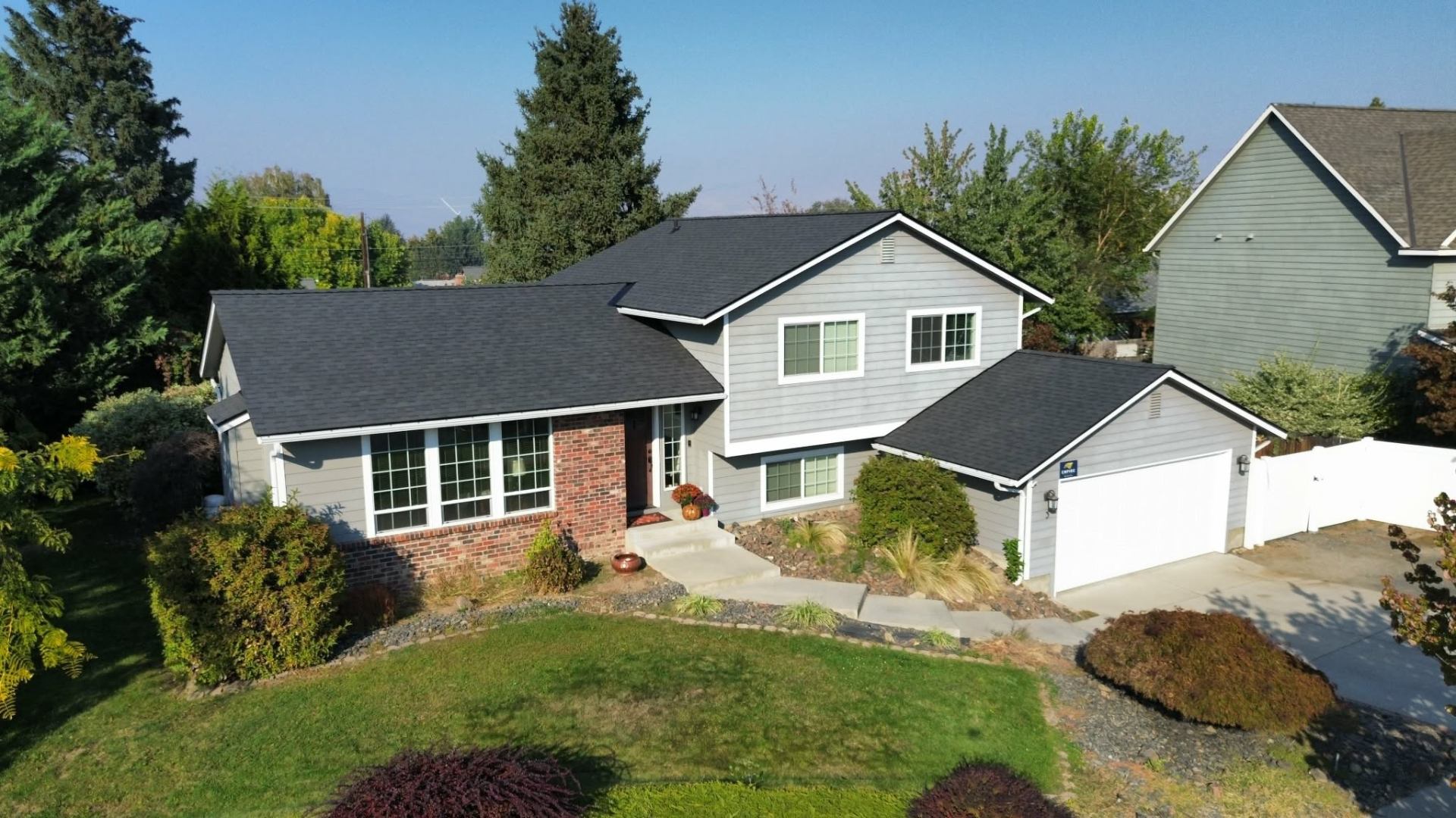 Architectural asphalt shingle re-roof completed on a Wenatchee Valley home by Empire Roofing Systems